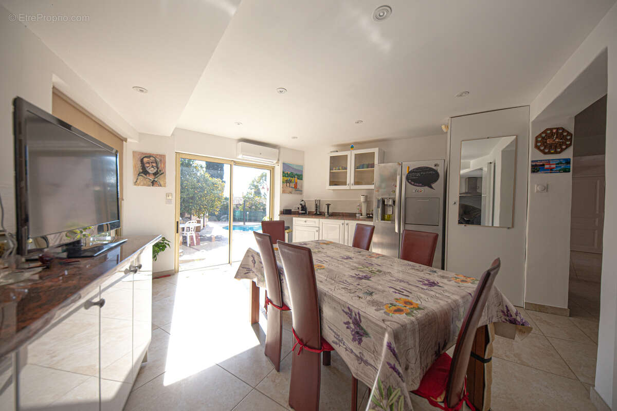 Maison à LA ROQUETTE-SUR-SIAGNE