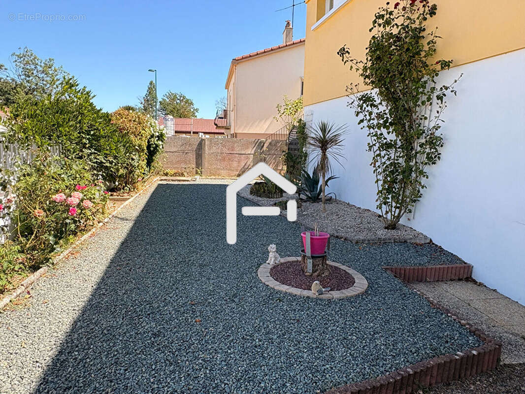 Maison 105 m² à Le Champ-Saint-Pere  - photo 2
