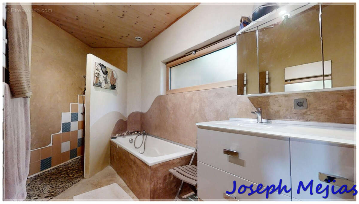 Maison à SAINT-ETIENNE-DE-SERRE