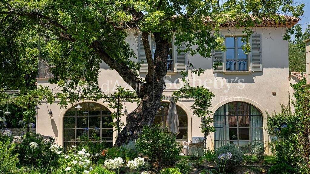 Saint-Tropez : Ensemble de deux villas avec piscines à vendre à proximité du centre - photo 4