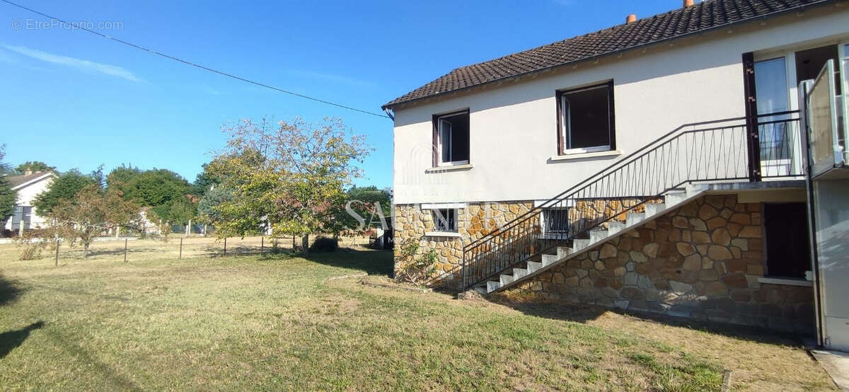Maison à SELLES-SAINT-DENIS