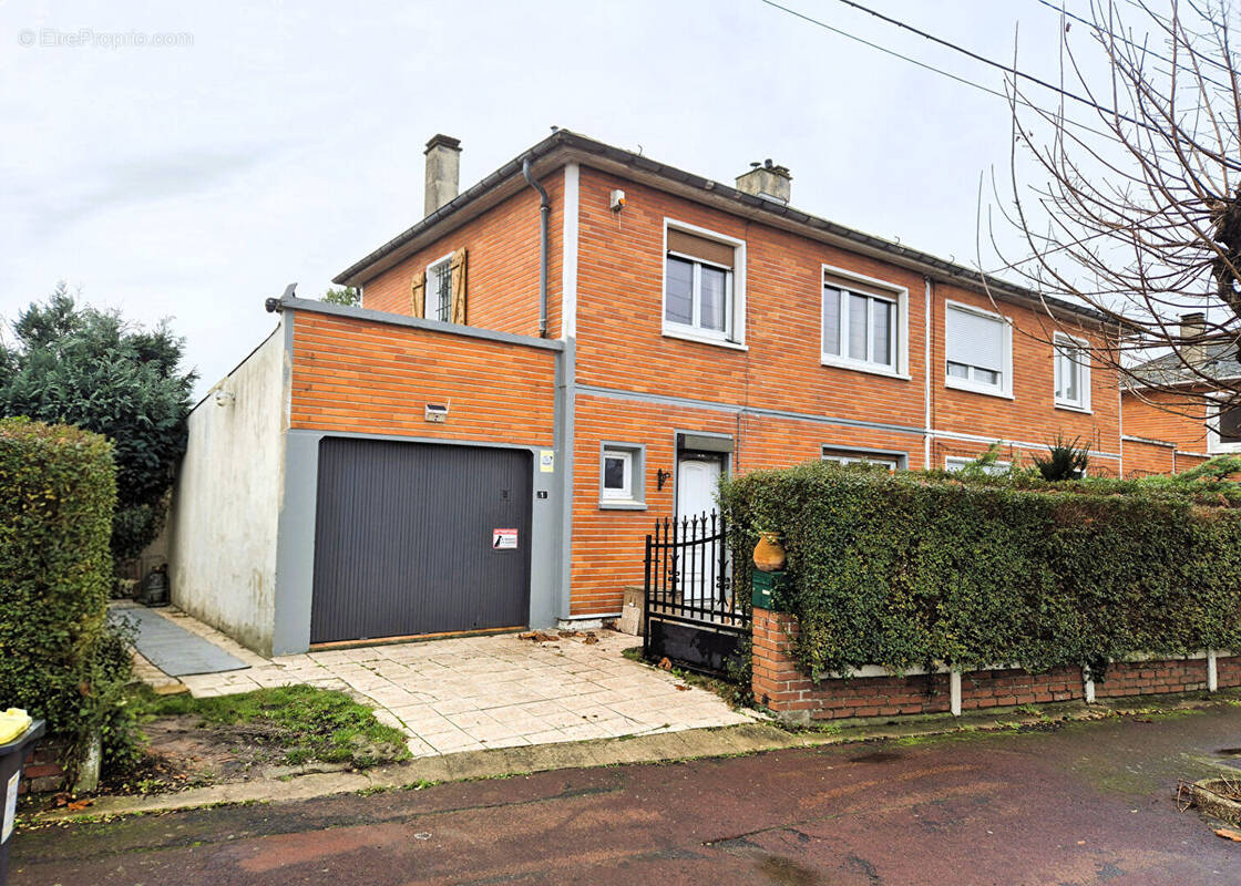 Maison à COURRIERES