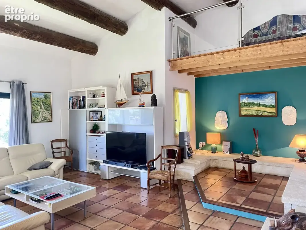 Dickjan POPPEMA d' eXp France vous propose cette magnifique villa avec 5 chambres, grande salon, piscine, grand jardin