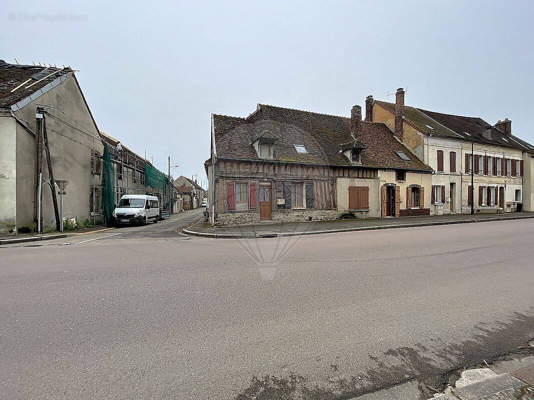 Maison à VILLENEUVE-L'ARCHEVEQUE