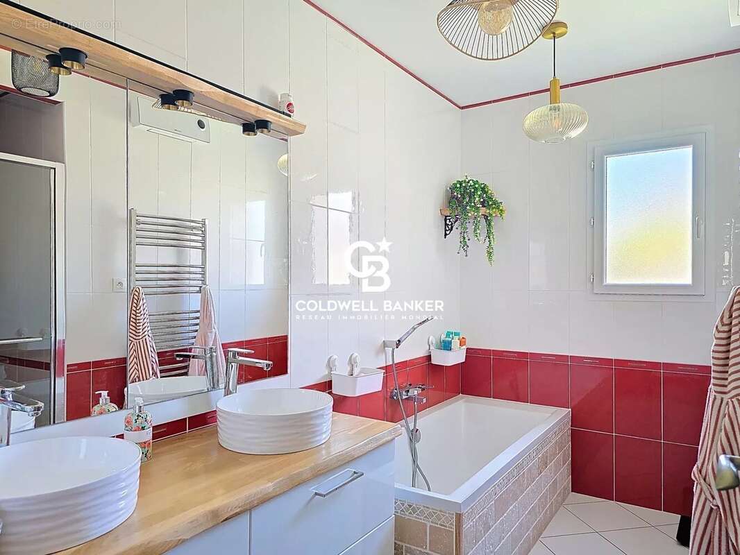 Maison à CHAMPAGNE-LES-MARAIS