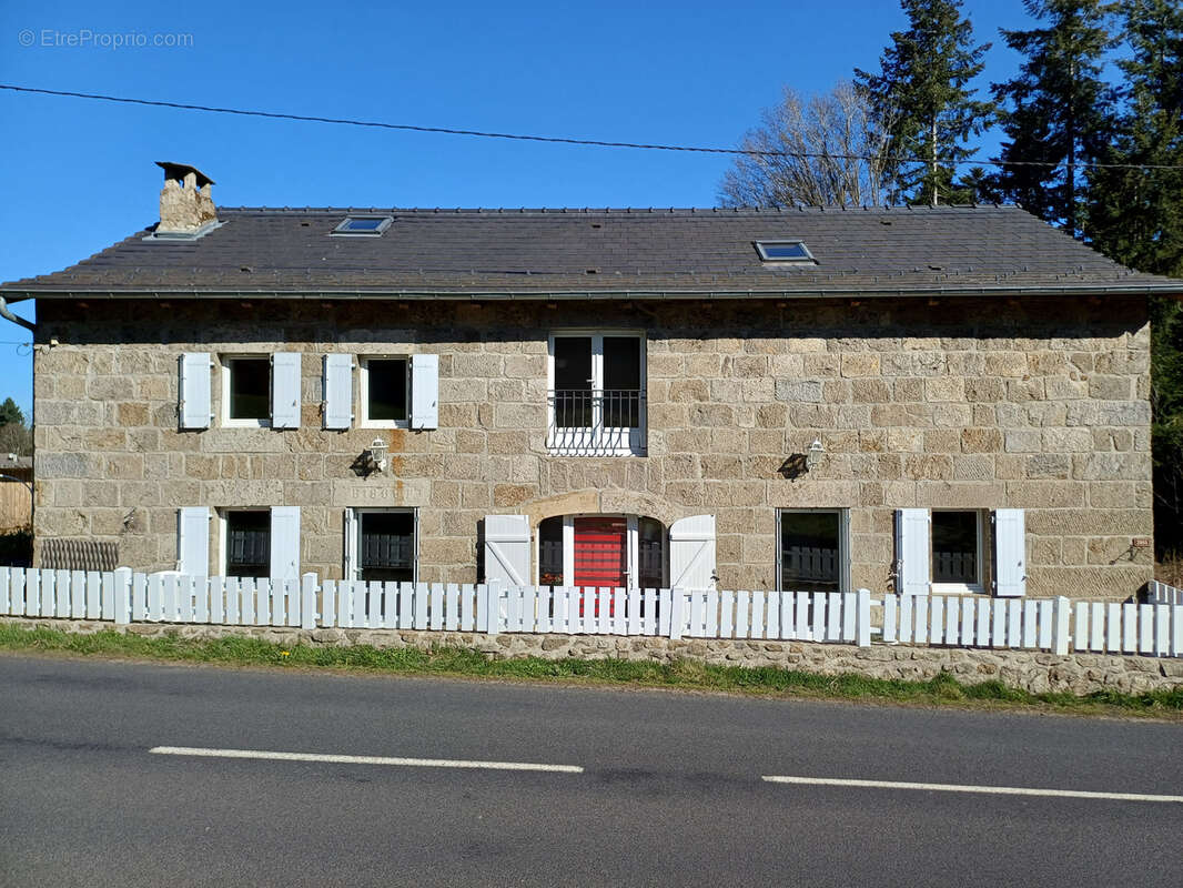 Maison à SAINT-JEURES