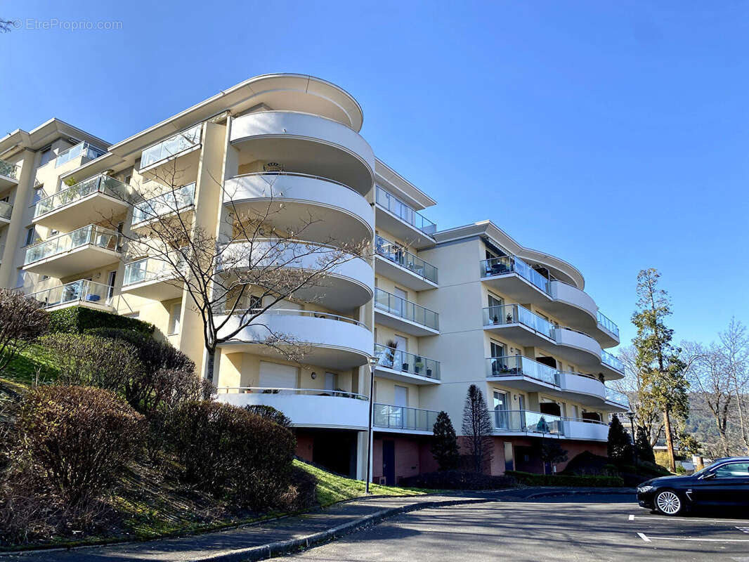 CHAMALIÈRES LIMITE ROYAT / Appartement d'exception à vendre dans un secteur prisé, avec vues dégagées, terrasses et stationnemen - photo 4