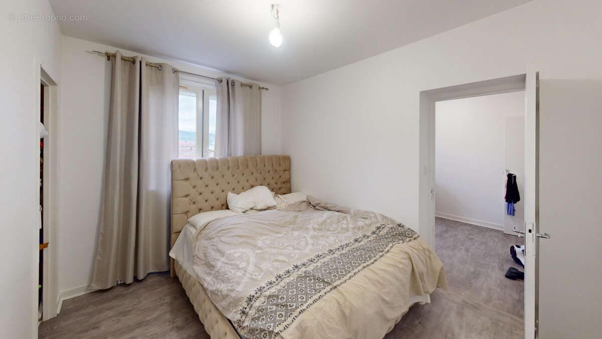 Appartement à LE CHAMBON-FEUGEROLLES