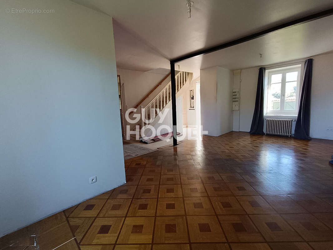 Maison à SAIL-SOUS-COUZAN