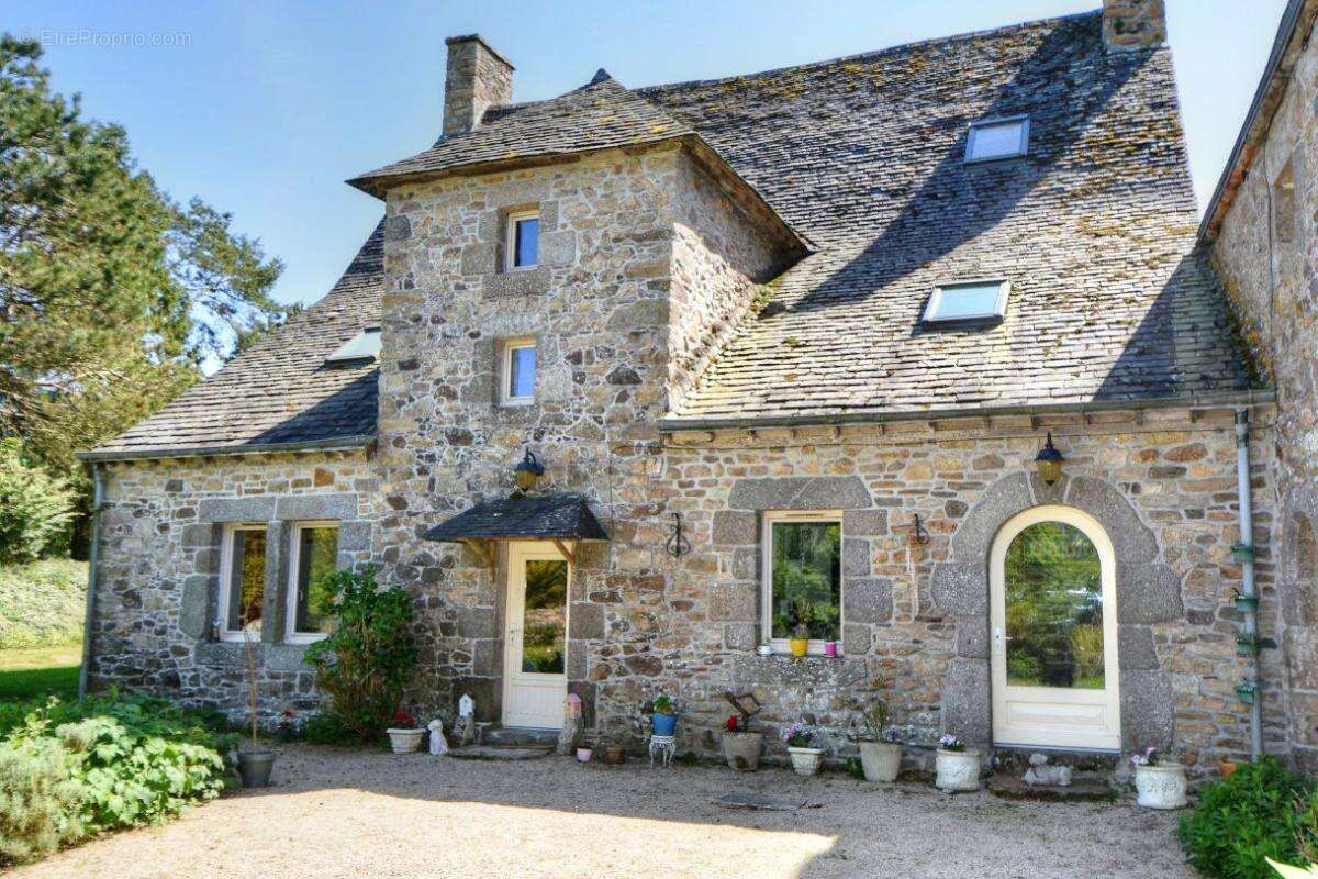 Maison à LA ROCHE-DERRIEN