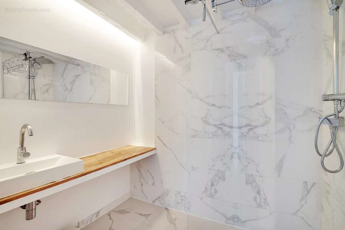 Appartement à PARIS-1E