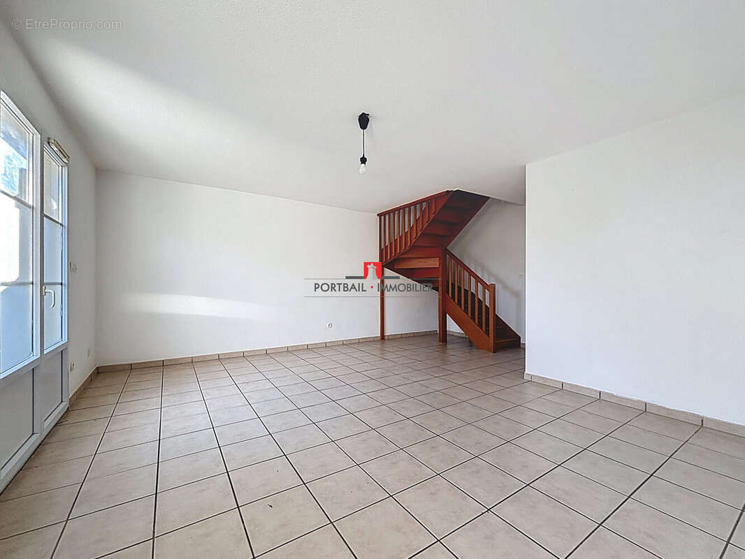 Maison à SAINT-MARTIN-LACAUSSADE