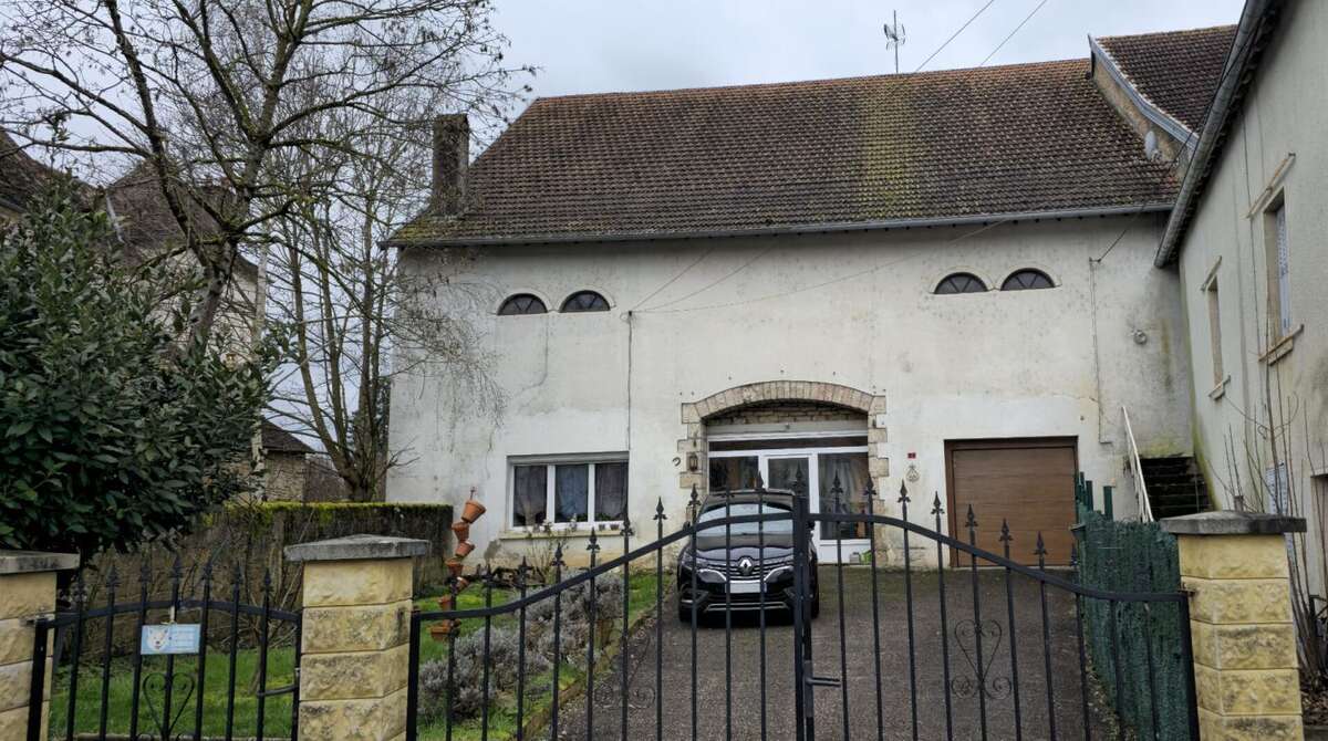 Maison en pierre 146m² rénovée situé à Frasne-le-Château - photo 3