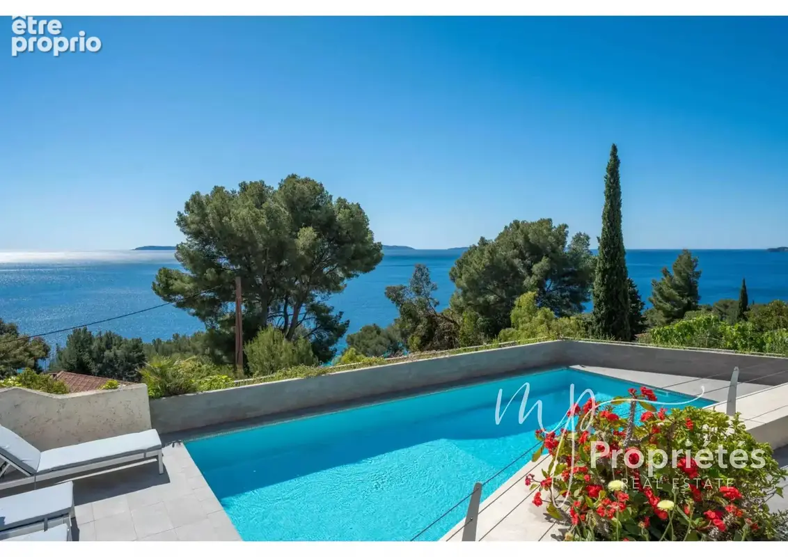 A VENDRE LE LAVANDOU AIGUEBELLE Charmante villa 192m² vue mer, piscine, garage - photo 1