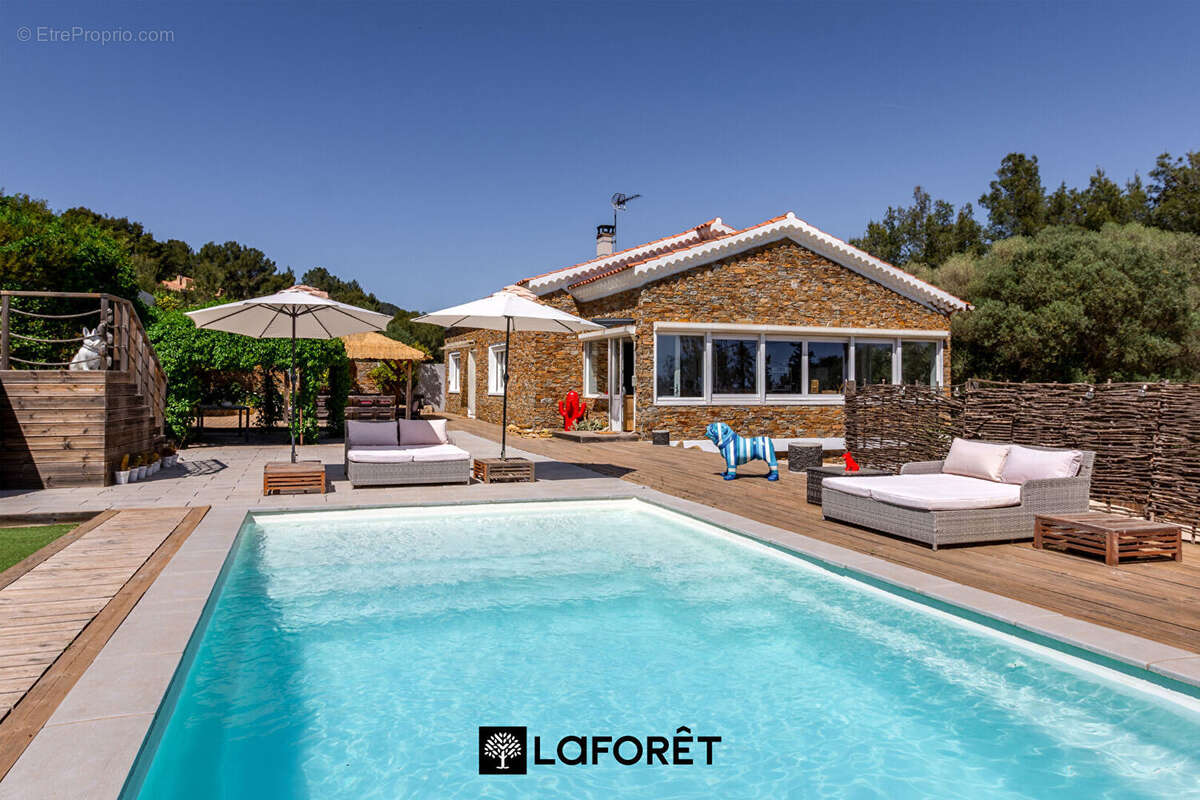 BANDOL - Magnifique villa de caractère avec piscine, cuisine d'été, vue dégagée et fort potentiel - photo 2
