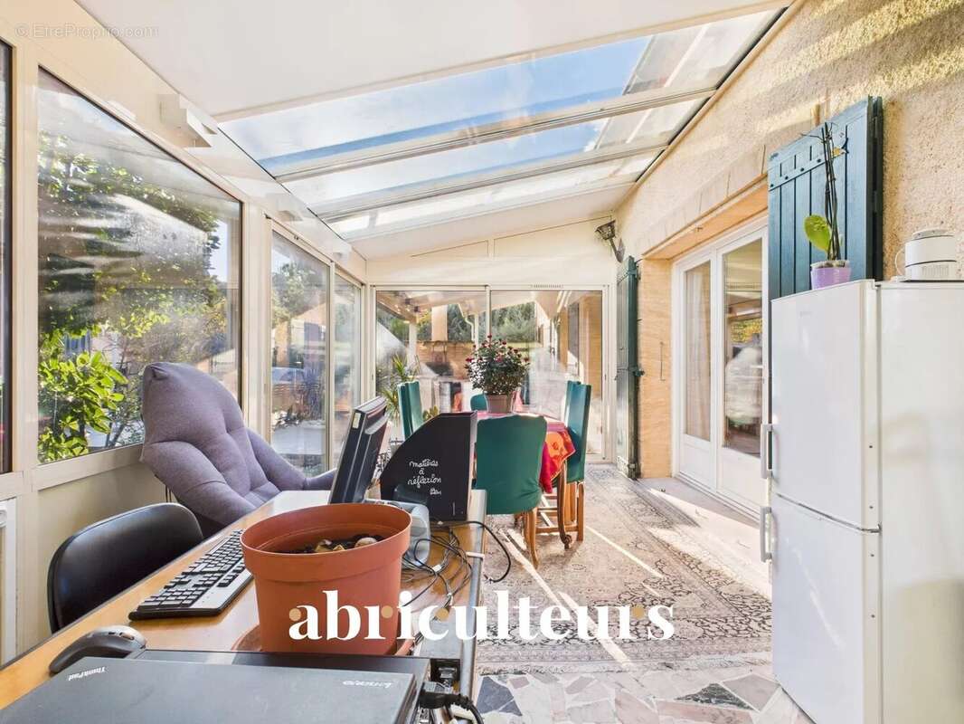 Maison à LA ROQUE-D&#039;ANTHERON