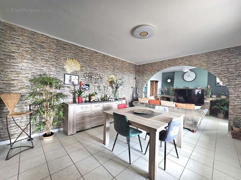 A vendre maison de 300 m2 divisées en 4 habitations, terrain 1395 m2, garage et terrain cOnstructible à MONTE (Haute Corse) - photo 3