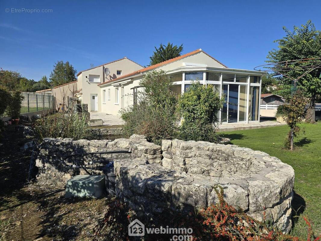 Belle exposition sud et ouest pour profiter du bassin à poissons alimenté par le puits. - Maison à TALMONT-SAINT-HILAIRE