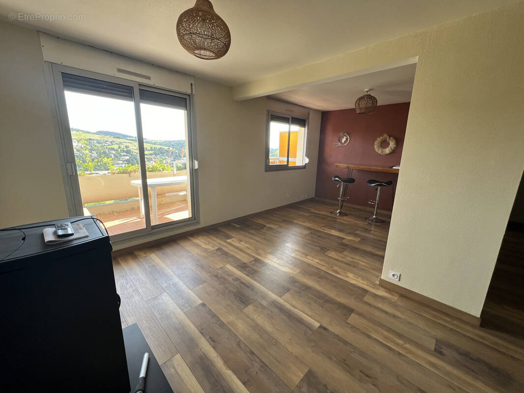 Appartement à SAINT-PRIEST-EN-JAREZ