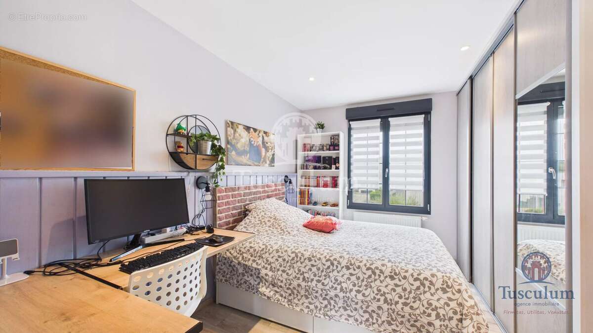 RUSSANGE – Maison familiale 4 chambres, bureau, véranda et double garage - photo 10