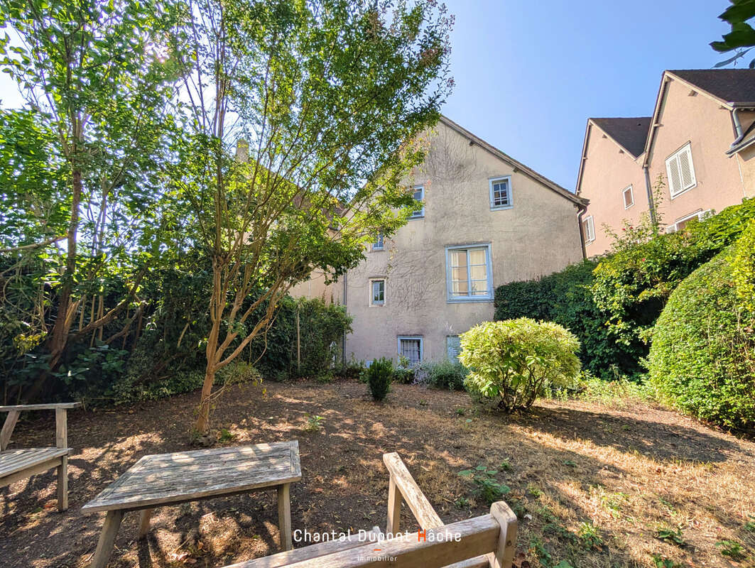 CHARTRES BASSE VILLE -  Appartement de charme dans un bel immeuble à colombages du XVIIème - photo 2
