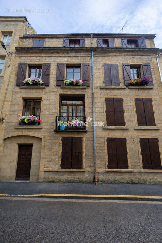 VUE FACE IMMEUBLE - Appartement à SEDAN