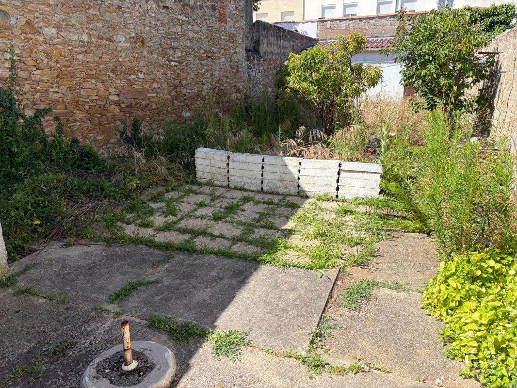 Les sables d'olonne (85100) rarissime adorable maison de pecheur a renover avec dependance et jardin - photo 2