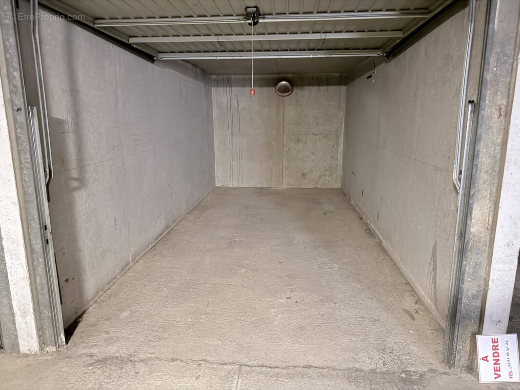 Parking à BORMES-LES-MIMOSAS