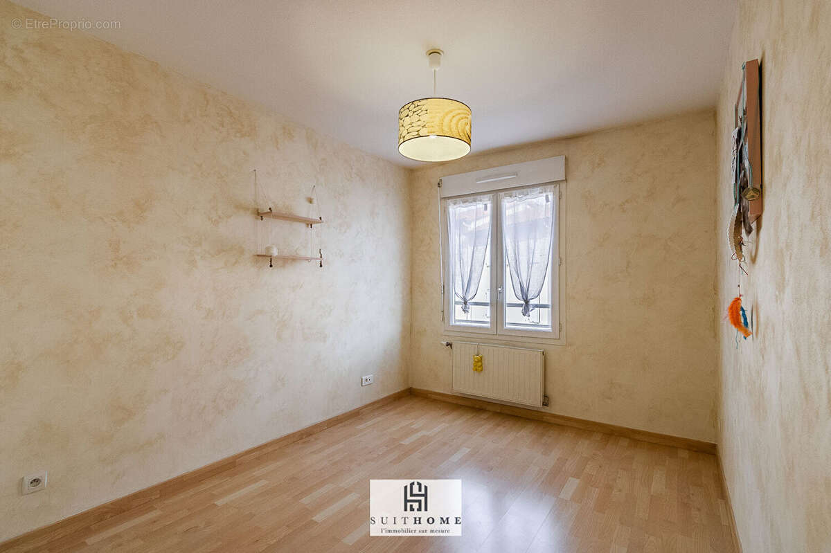 Appartement à GREZIEU-LA-VARENNE