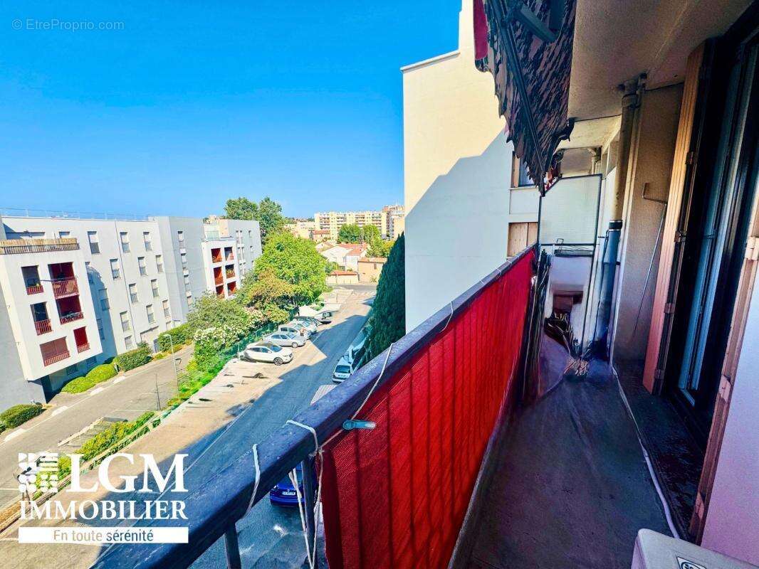 A vendre T4 de 77 m² entièrement rénové avec Cave et Place de Parking - photo 2