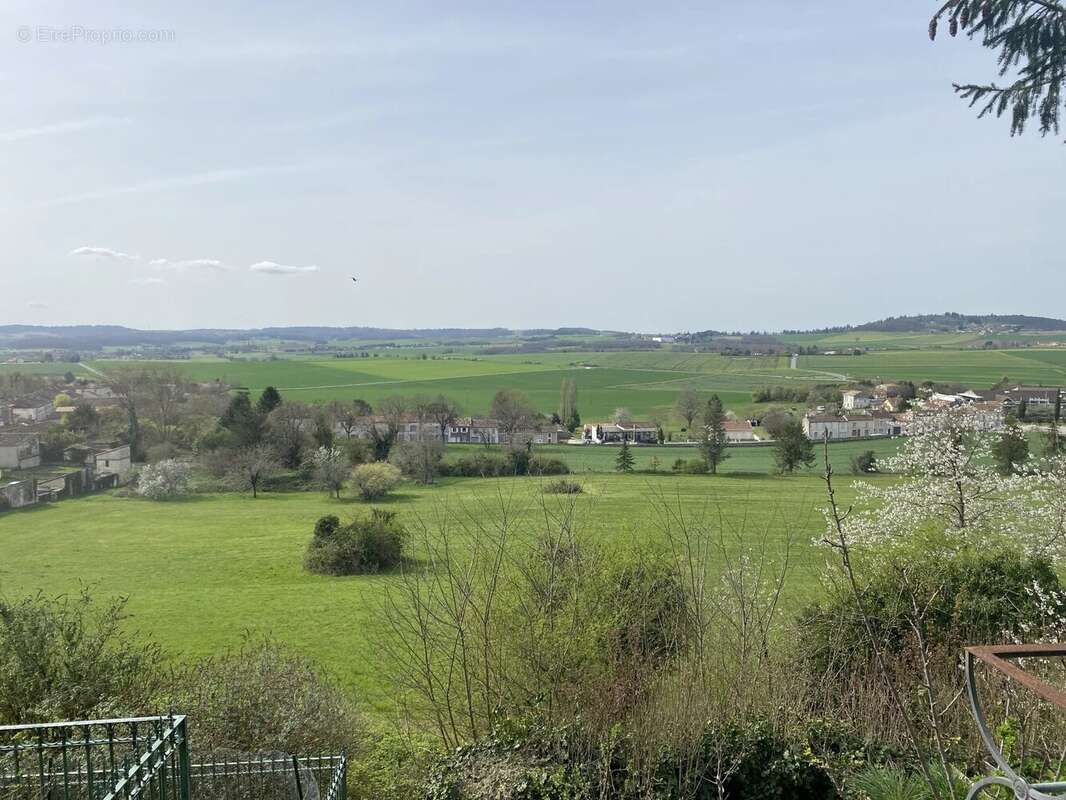 Maison à VILLEBOIS-LAVALETTE