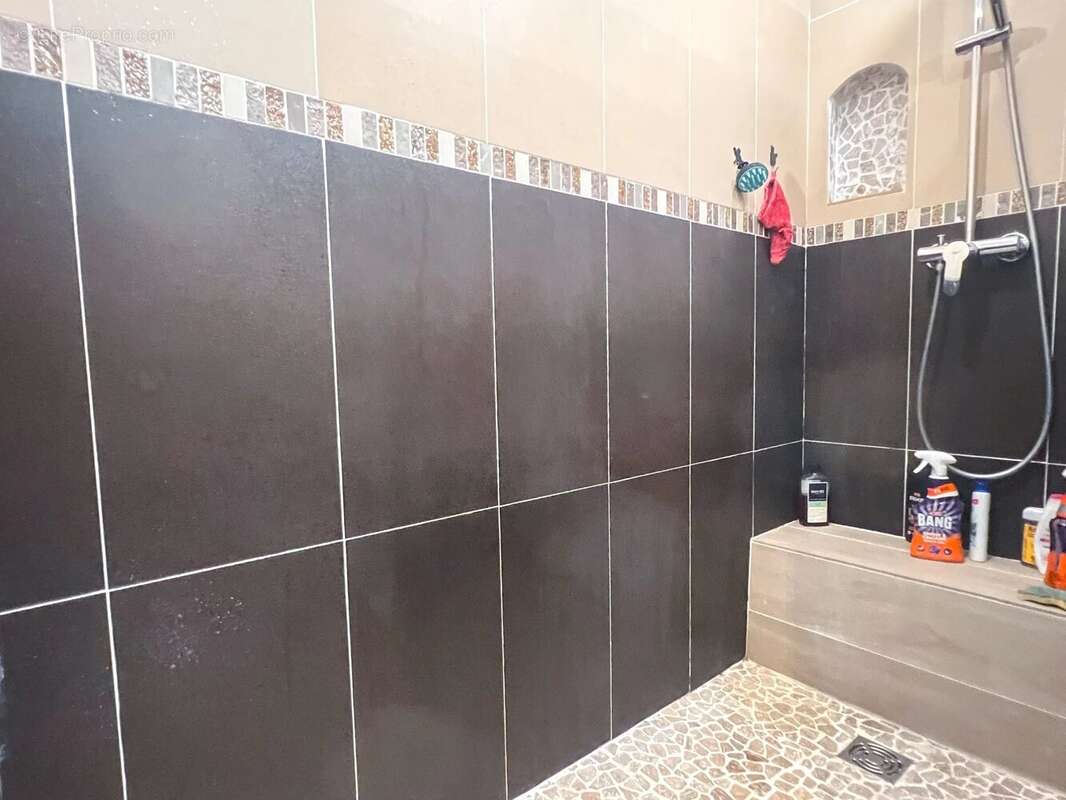 BAGNOLS EN FORET - Villa plain-pied avec piscine - photo 9