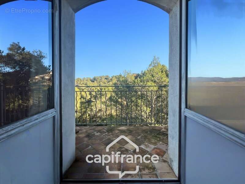 Domaine et Golf de Pont Royal, belle  propriété de 290 m2 établie sur un terrain de 2600 m2, cinq chambres, un bureau, piscine,  - photo 24