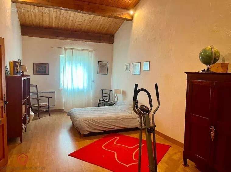 Maison à SAINT-JULIEN-DE-BRIOLA