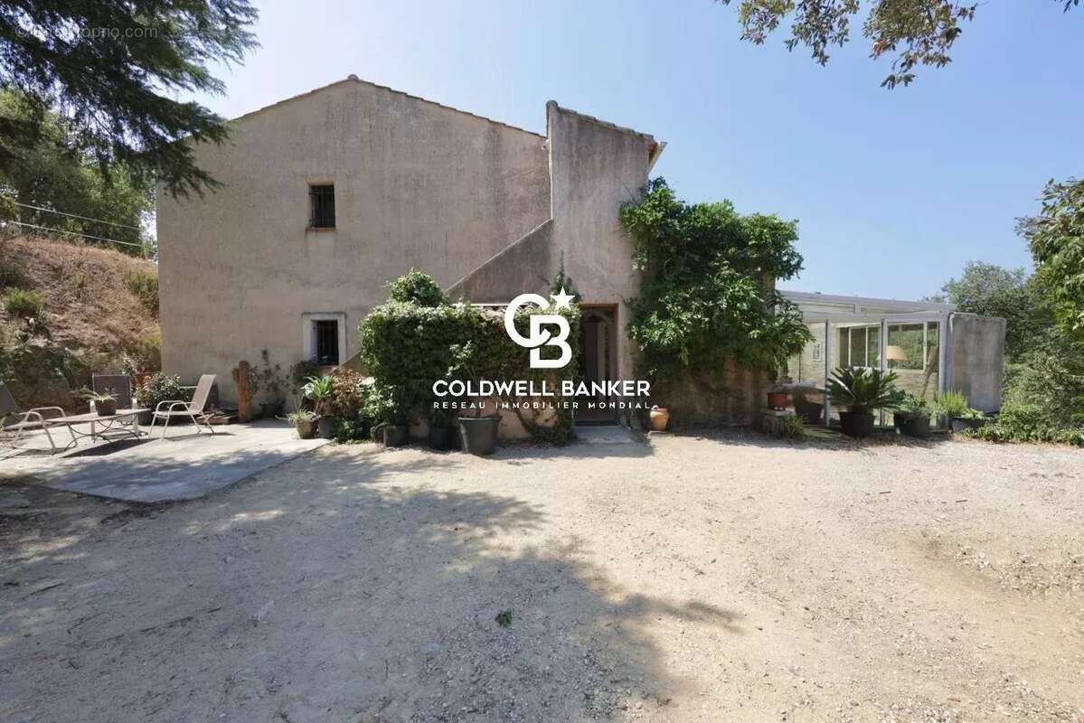 Plain-pied avec piscine et exceptionnel terrain privatif de 2 500 m² - photo 7
