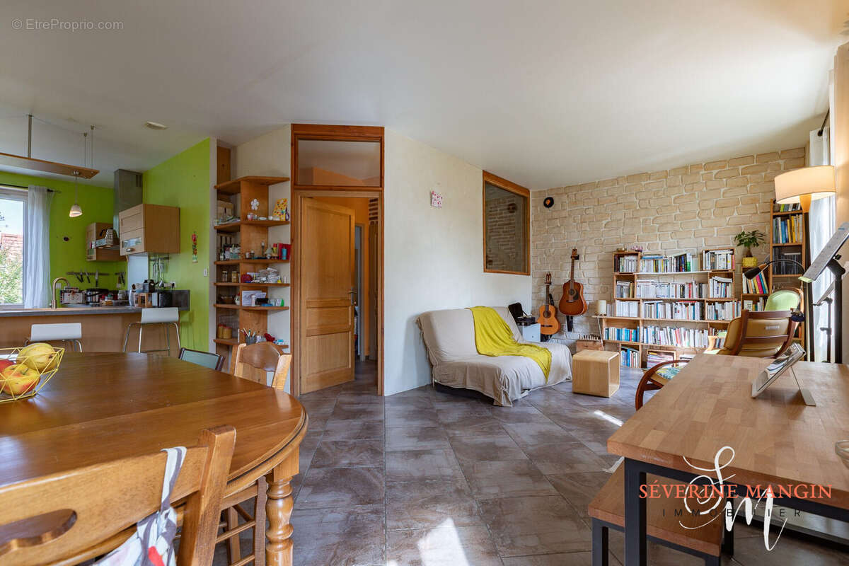 SALON - Maison à BOURG-DE-PEAGE