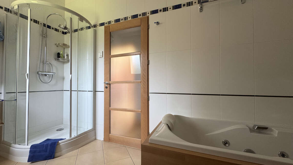 Maison à PUGNY-CHATENOD