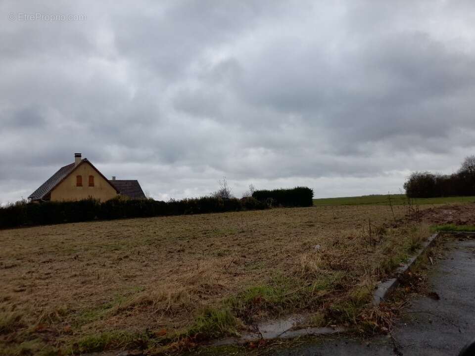 Terrain à PERRIERS-LA-CAMPAGNE