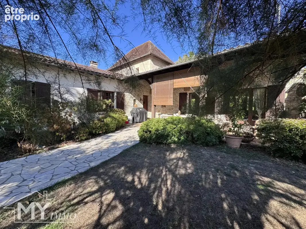 PINEUILH – Propriété d’exception de 350 m² avec piscine, au cœur d’un parc arboré de 5 500 m² et à deux pas des commodités - photo 27