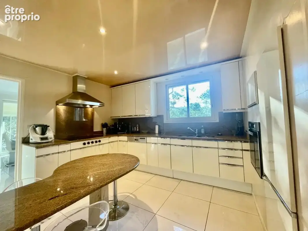 Villa d'architecte F7 360m² utiles sur une parcelle de 4306m². - photo 12
