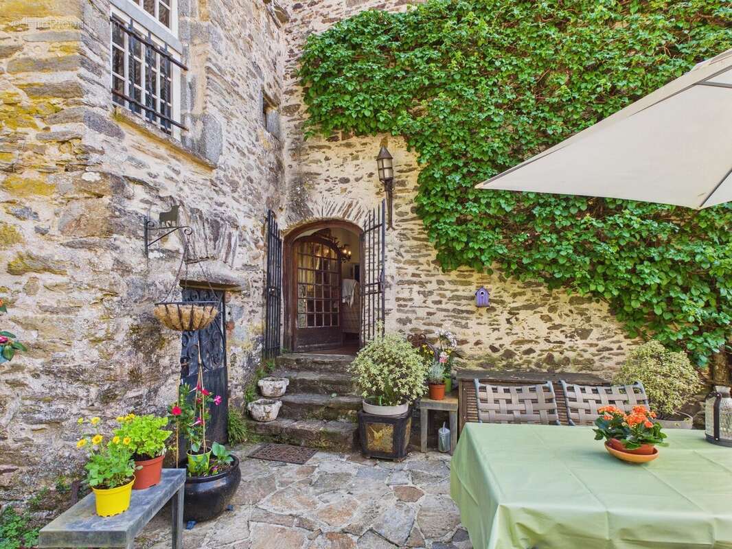 Maison à SEGUR-LE-CHATEAU