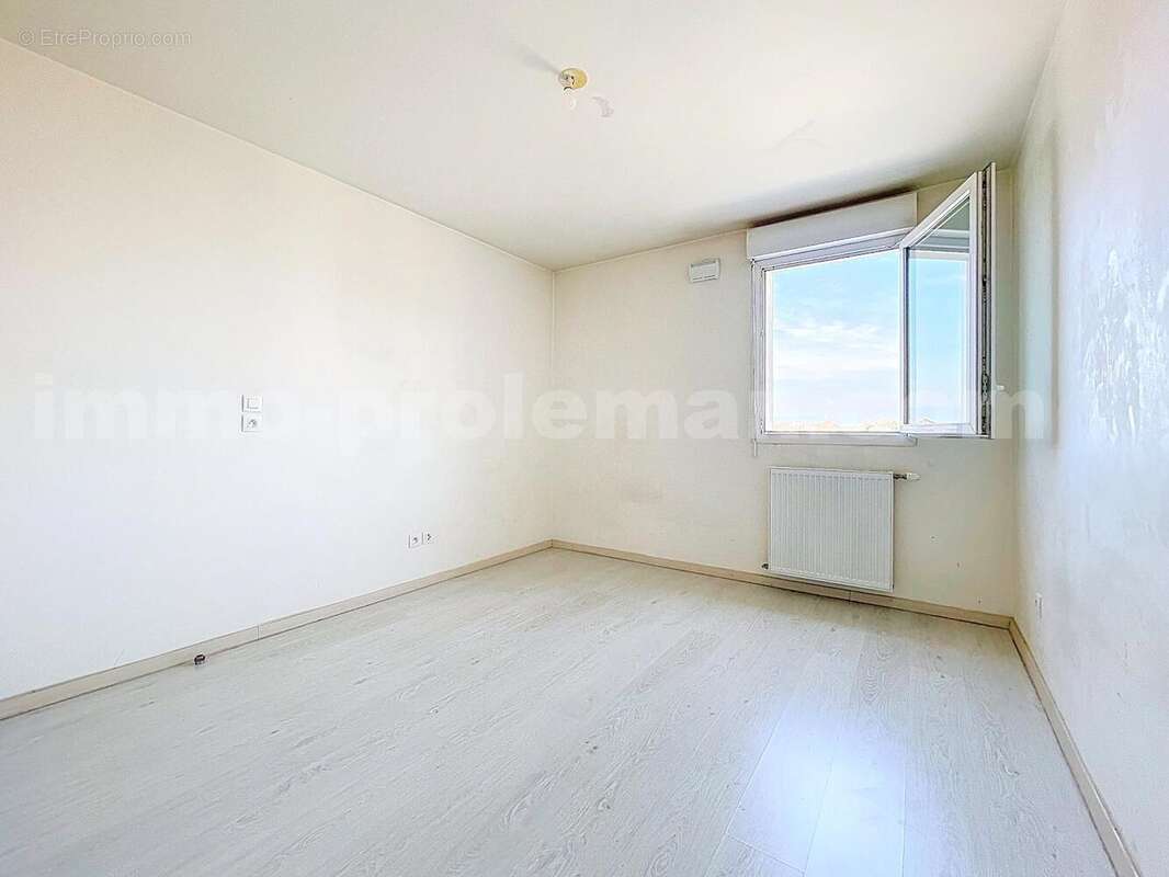 APPARTEMENT_T2_VILLE-LA-GRAND_frontière_suisse_genève_CEVA_SECTEUR_agréable_verdoyant_vue_dégagée_lumineux_investisseur_séjour_cuisine_chambre_salon - Appartement à VILLE-LA-GRAND