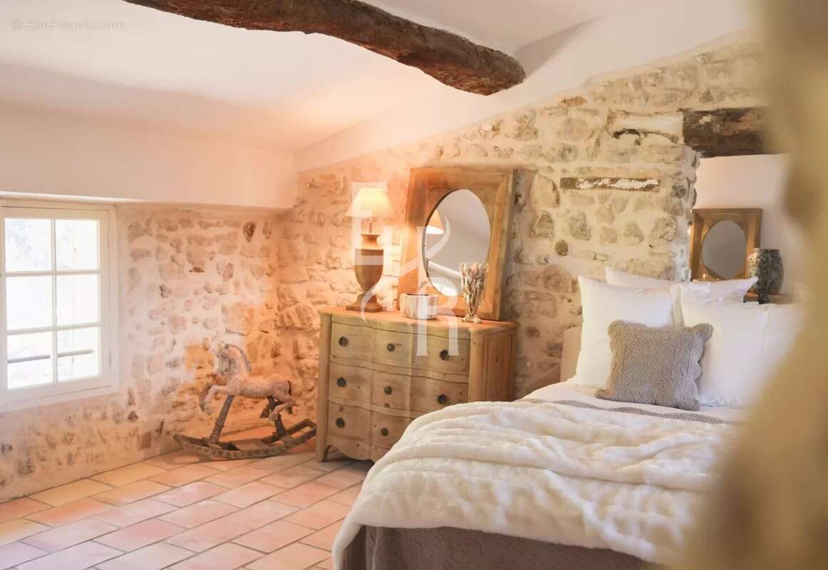 Maison à CHATEAUNEUF-GRASSE
