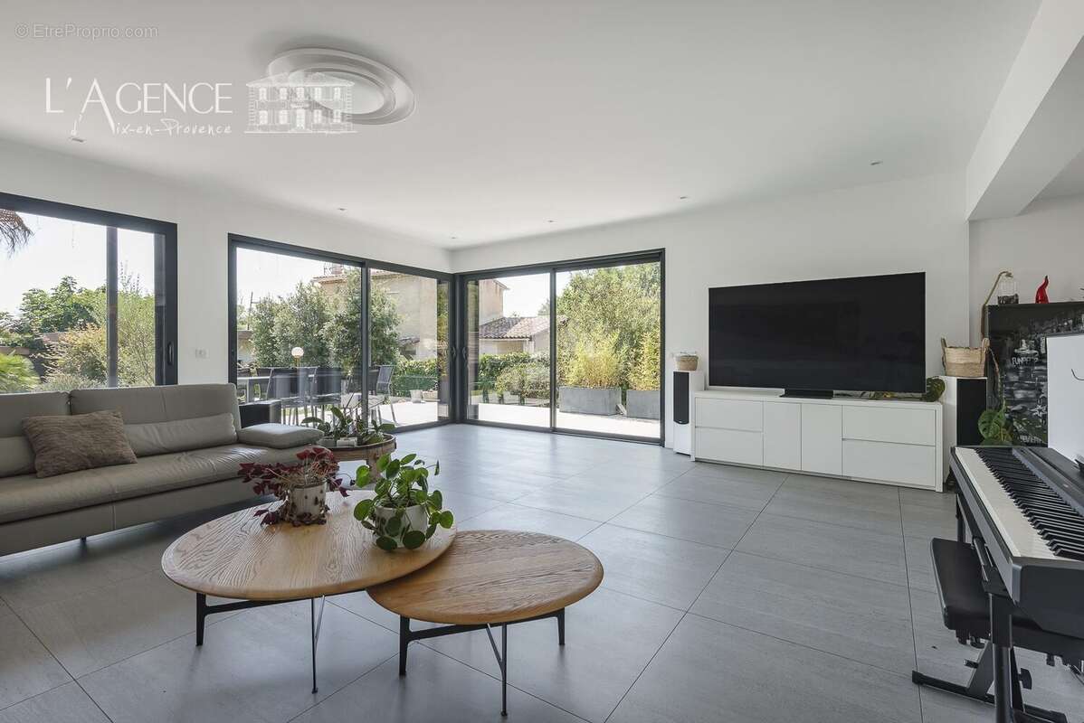 Maison 230 m² à Venelles  - photo 5