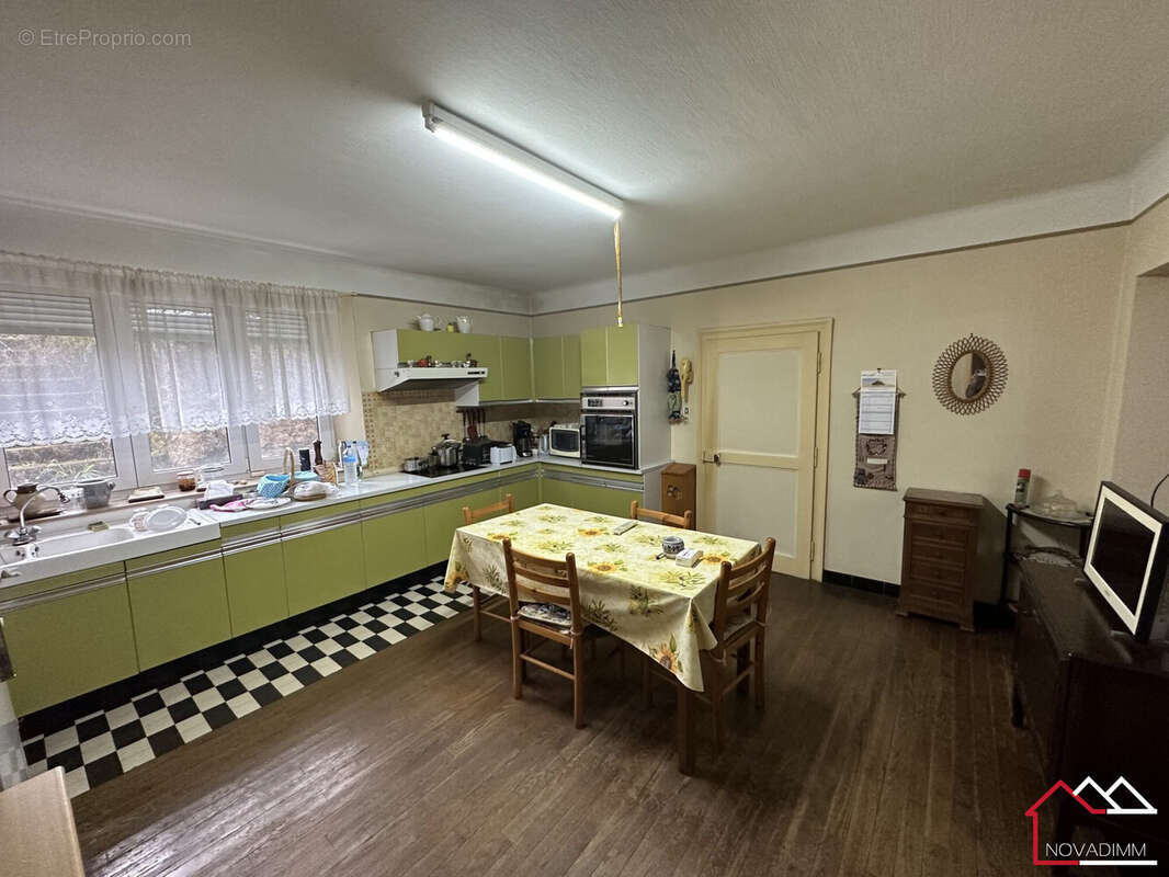 Maison 200 m² à Maizeroy  - photo 2