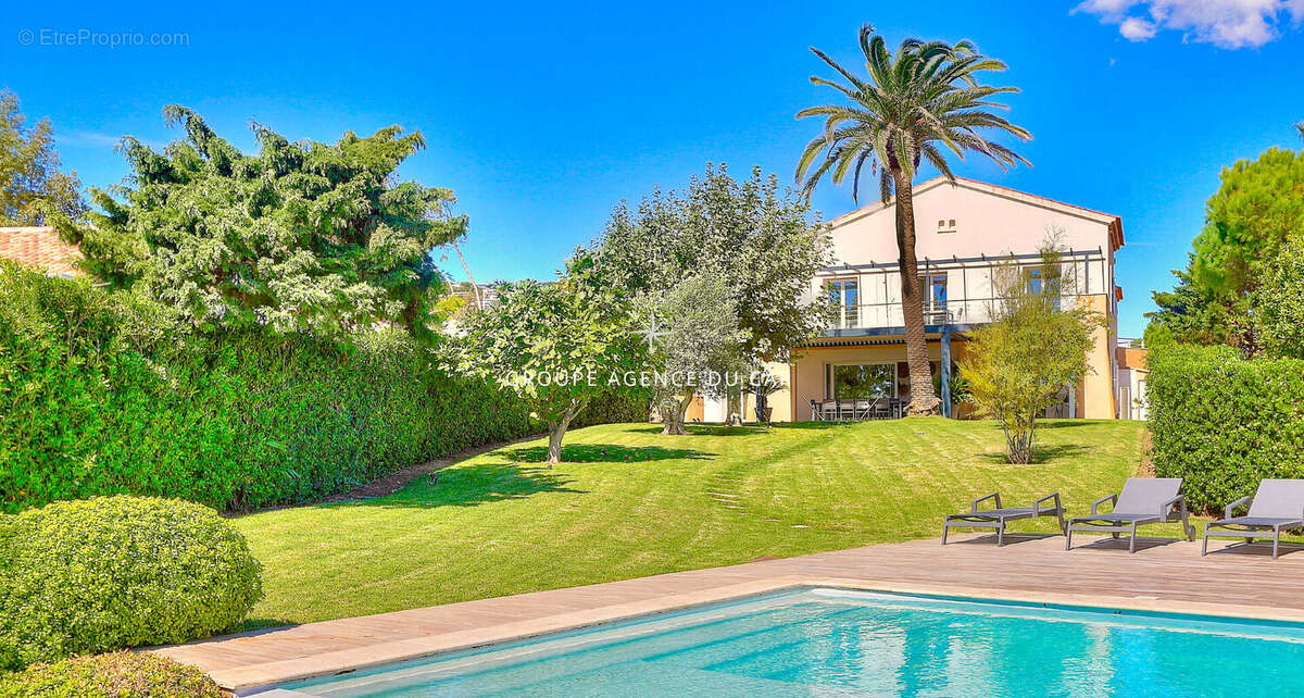 Villa pieds dans l'eau 7 pieces avec piscine vue golfe de saint tropez, aux issambres - photo 2