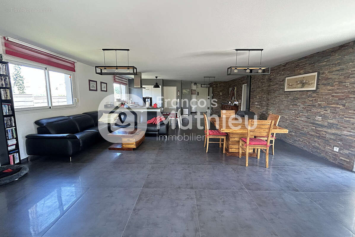 Relevant - Maison T5 avec piscine, garage, dépendance et terrain d'environ 1031m2. - photo 8