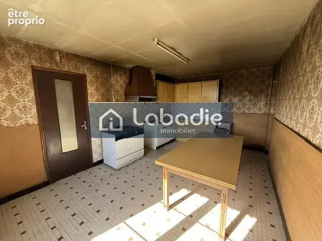 Au calme, à la campagne, maison en pierres à rénover, terrain de 800m2. - photo 3