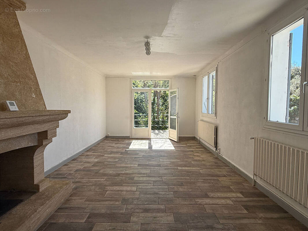 Maison à LA ROQUE-D'ANTHERON