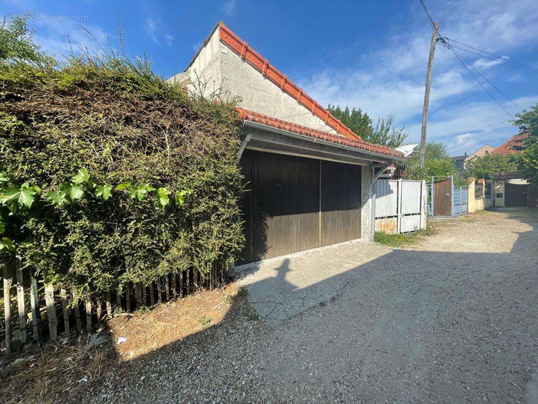 Clamart -Quartier Gare. Ensemble immobilier familial avec jardin et stationnements 150 m² à réinventer - photo 4